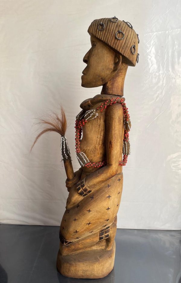 Nyamisoro: Kneeling Shangaan diviner, with removable head and whist