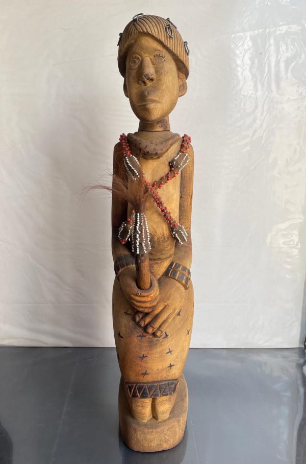 Nyamisoro: Kneeling Shangaan diviner, with removable head